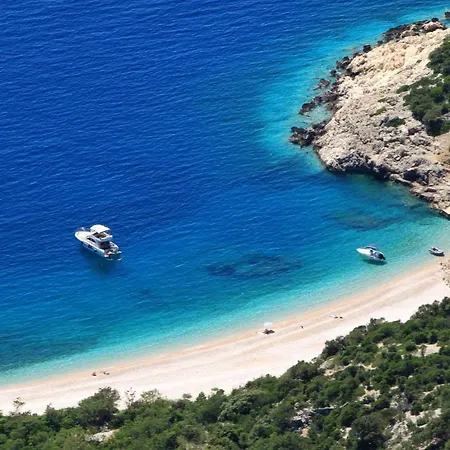 With Parking Space - 7983 Cres