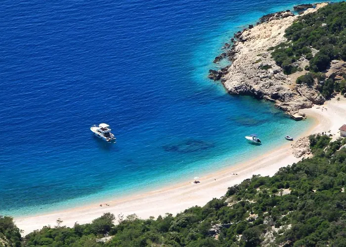 With Parking Space - 7983 Cres