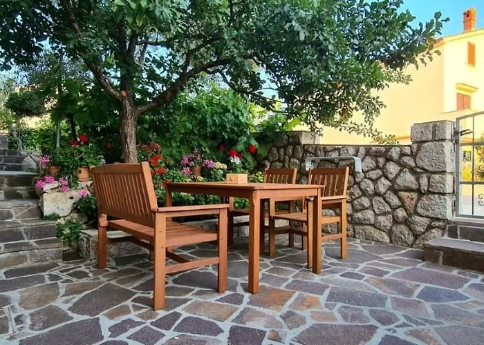 With Parking Space - 7983 Appartement Cres