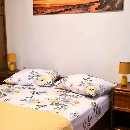 Apartments With Parking Space Cres - 7983 *